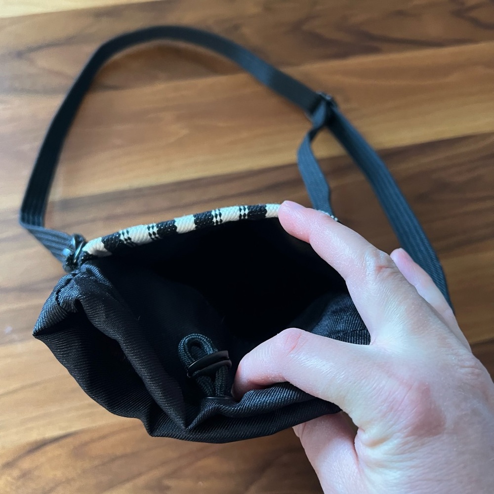 Beis water bottle crossbody - Picture 4 of 5